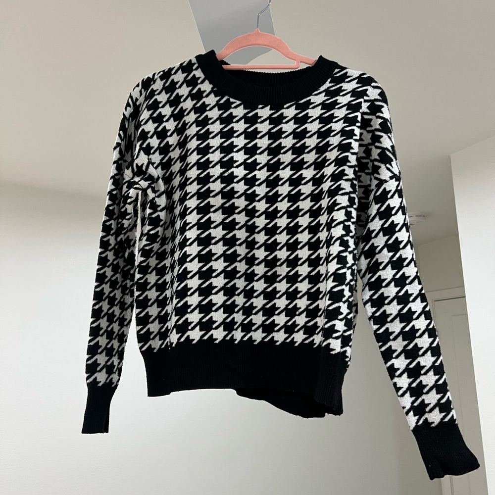 T Tahari Black & White Houndstooth Crewneck Sweater